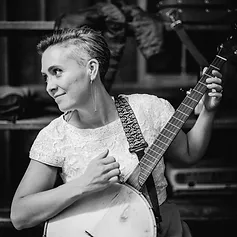Katelyn Kimmons headshot playing the banjo